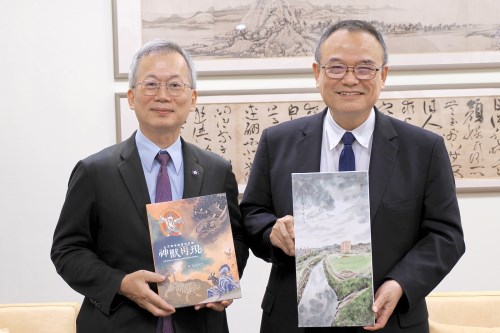 故宮蕭宗煌院長與政大李蔡彥校長互贈出版品