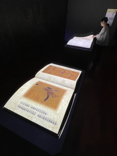 「騁技與運動」特展設計大型互動書，讓民眾細覽畫作細節。